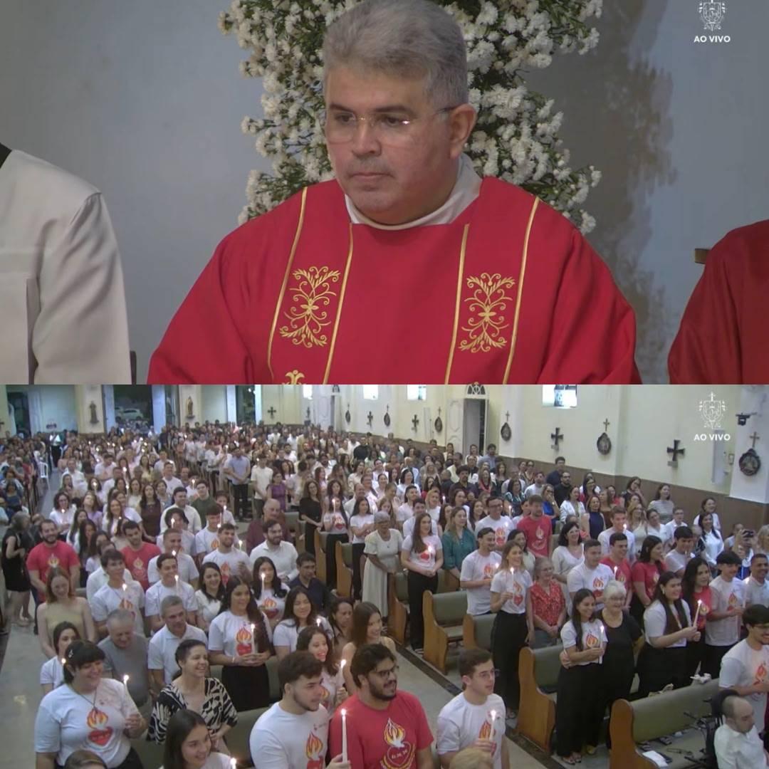 Dom Dulcênio Preside Missa com Crisma e Apresenta