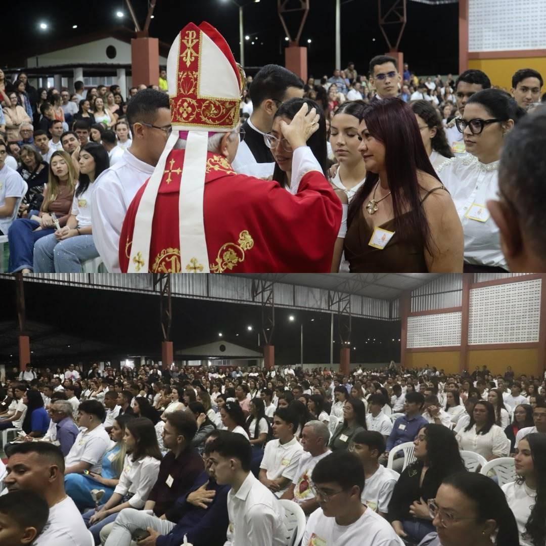 Jovens e Adultos Recebem o Sacramento da Crisma na